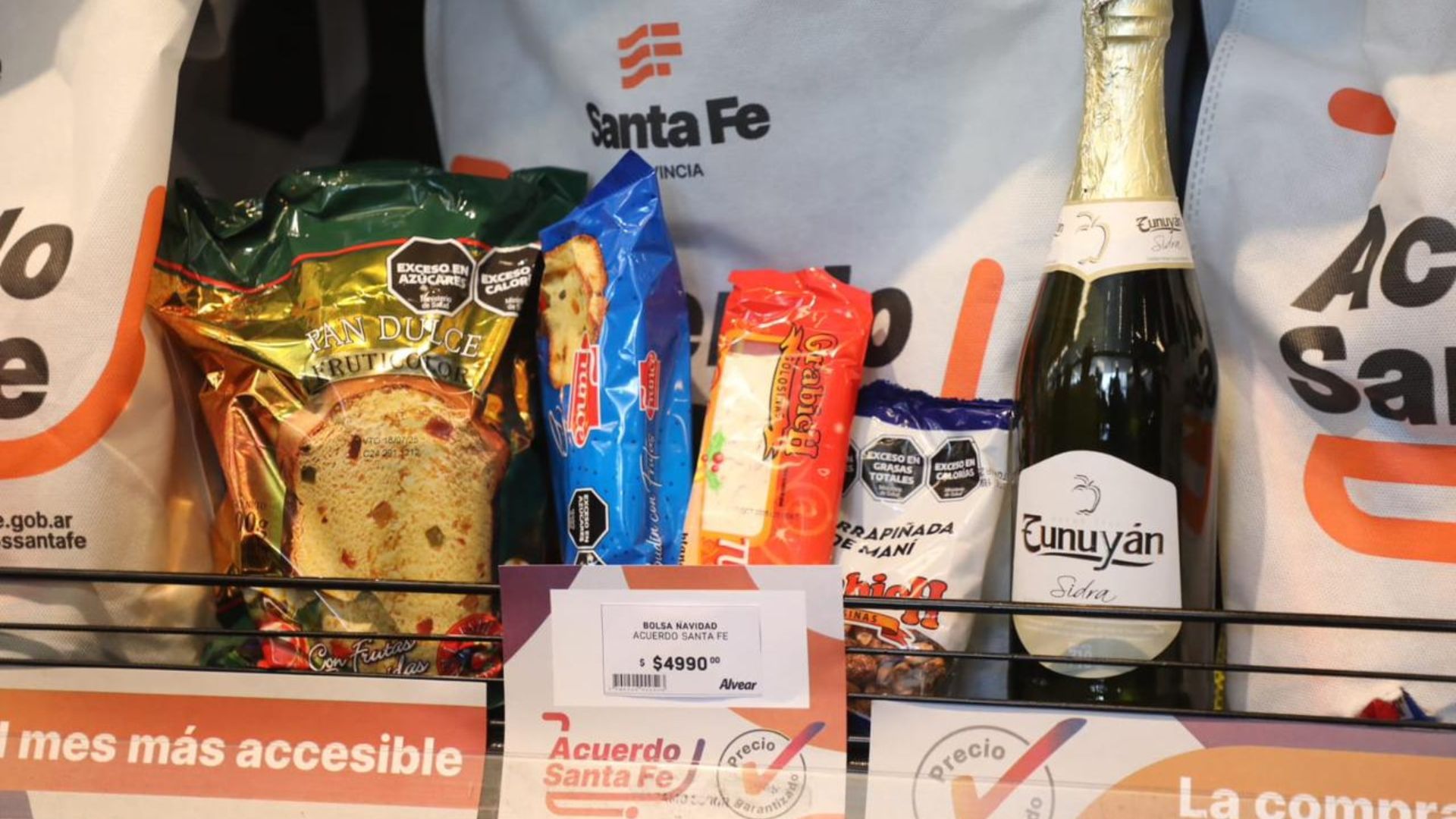 Una canasta con productos a precios promocionales para la mesa navideña