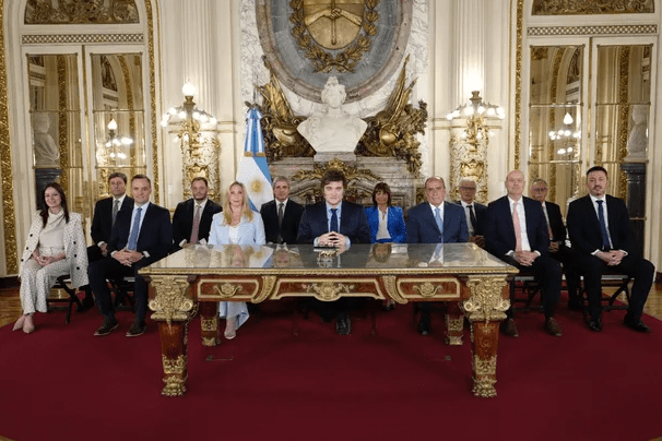 Milei a un año del inicio de su gobierno: anunció un esquema de competencia de monedas y afirmó que «la recesión terminó»