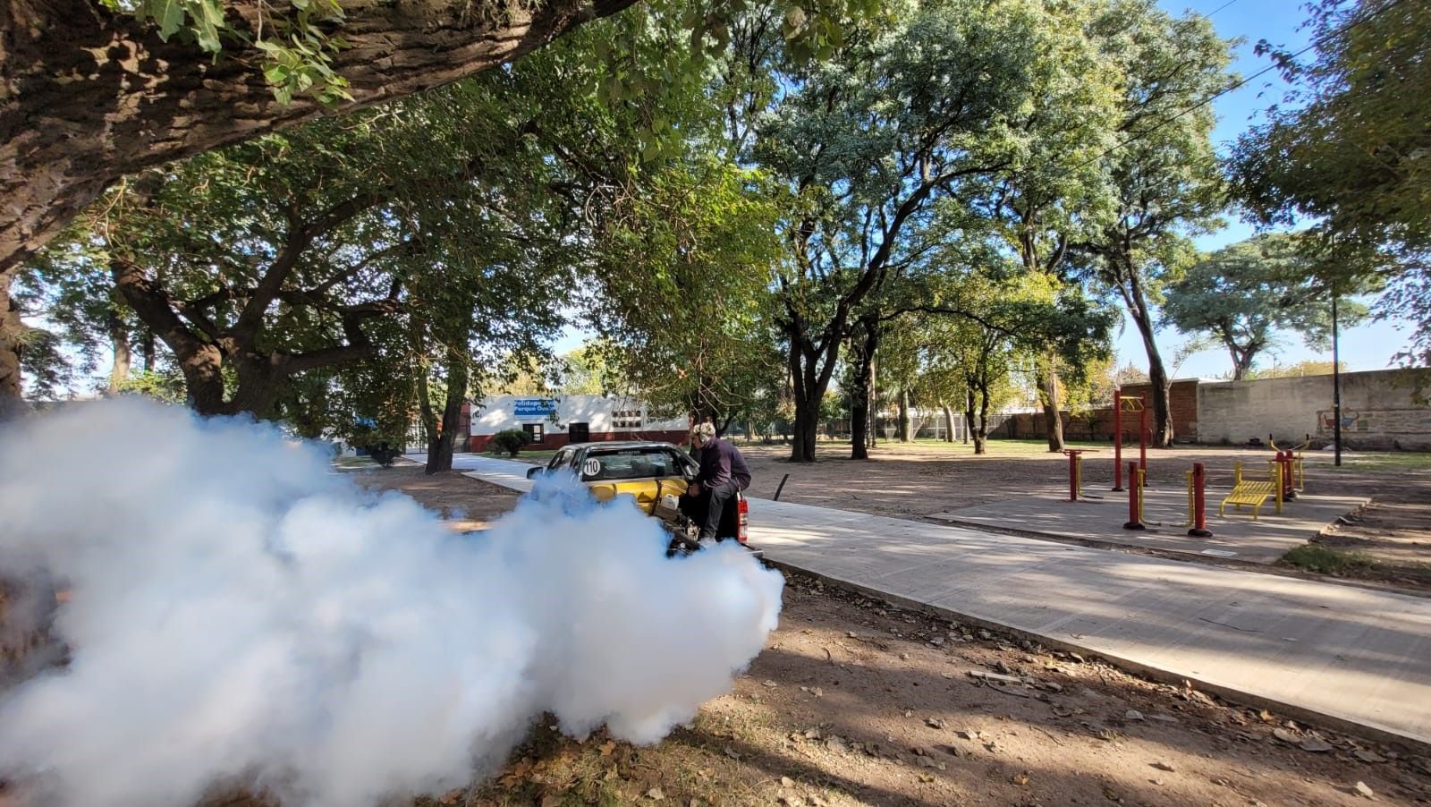 Continúa los operativos de fumigación en parques, plazas y espacios verdes