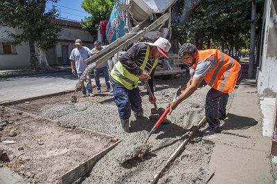 Ya se están ejecutando las primeras veredas de hormigón raspinado